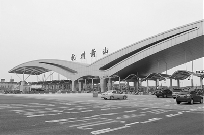 杭州机场高速收费站.记者 严嘉俊摄