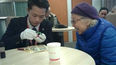 一位工作人员在帮老年人“鉴定”藏品