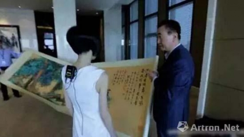 王健林展示收藏的艺术家刘海粟的名画