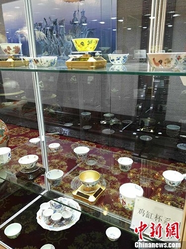 本次展览展出的“鸡缸杯系列”藏品。中新网记者 宋宇晟 摄