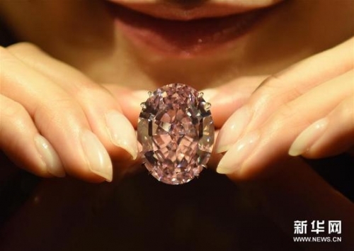 3月29日，模特在苏富比传媒预展上展示待拍的59.60克拉粉红钻