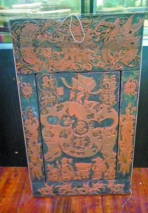 郭云龙收藏的古代年画。