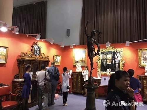 　　当下国内不断繁荣的艺术品经营中，博览会已成交易重地，但对其参展画廊和艺术品的行政管理，在业界看来与其热闹景象难相匹配。