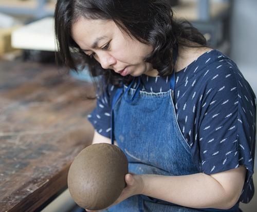7月6日，来自台湾的艺术家王怡惠正为自己的作品塑形。