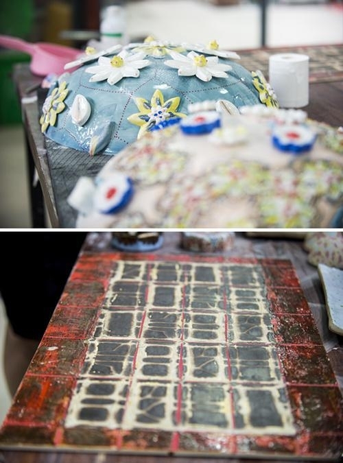 拼版照片：（摄于7月6日）上图为亚历克斯根据自己的成长经历创作的作品；下图为她受中国传统雕花门窗启发创作出的作品。