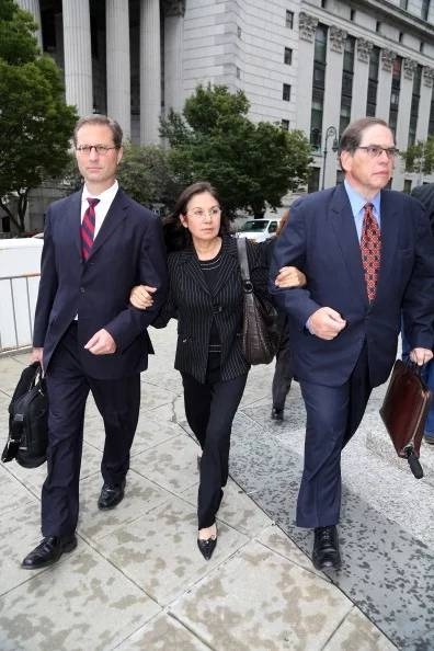 2013年，格拉菲拉·罗萨尔斯（中间）离开曼哈顿联邦法院。图片：致谢Jefferson Siegel/NY Daily News via Getty Images