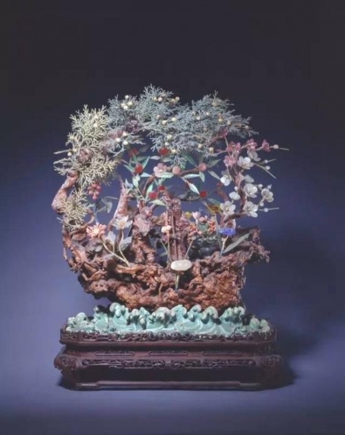 木雕寿星仙境镶宝石花卉盆景，清，造办处造，通高49cm，座高9cm，长36.7cm，宽18.2cm。清宫旧藏。