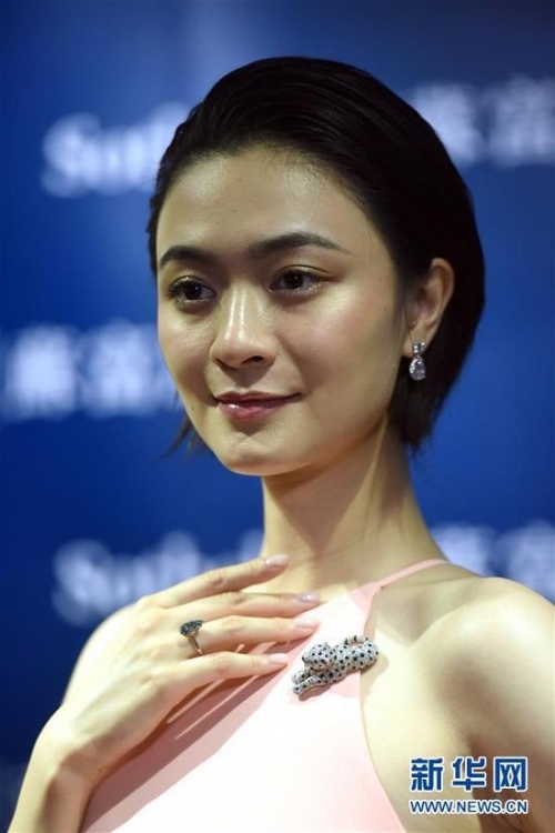 　　9月12日，模特在展示珠宝套装拍品。当日，香港苏富比珠宝首饰秋拍举行传媒预展。本季拍卖共计推出超过250件拍品，总估值约合5.4亿人民币。 新华社记者 秦晴