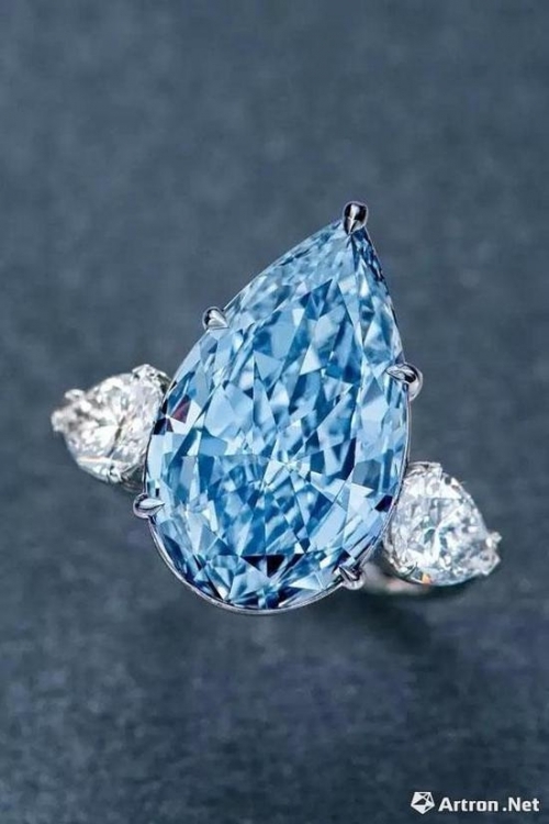 瑰丽璀璨 8.26克拉深彩蓝色钻石配钻石戒指在保利香港五周年拍卖中拍出1.2036亿港币，是保利香港珠宝拍卖的最高记录