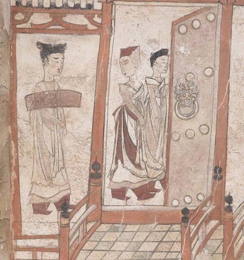 忻州九原岗墓道北壁（局部），廊中侍女臂横一物为何物或待考