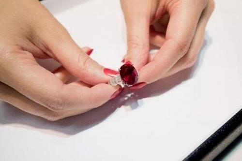 椭圆形天然‘缅甸鸽血红’红宝石配钻石戒指，由BHAGAT设计