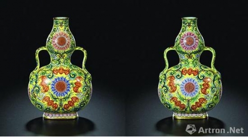 清乾隆黄地洋彩福寿连绵图绶带葫芦扁瓶（一对），成交价1.0706亿港元