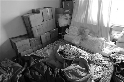 卧室床下床头堆放着十几箱鸭溪窖酒
