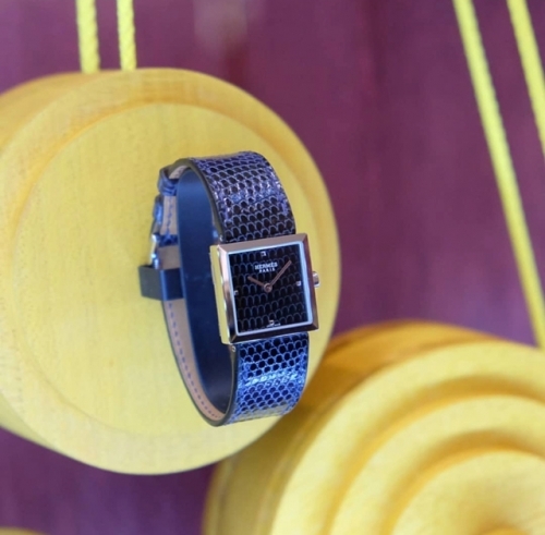 爱马仕carre cuir腕表，图片来源Instagram。