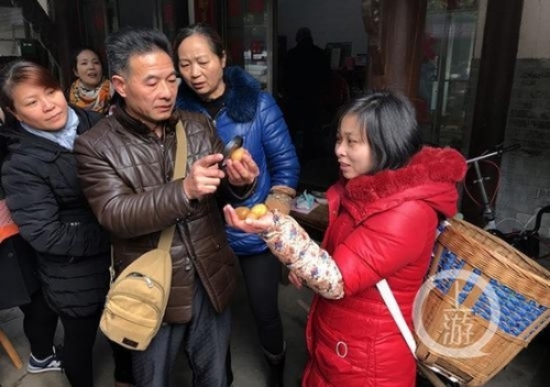 杨治明（左二）为当地村民鉴别刚刚捡到的硒玉。