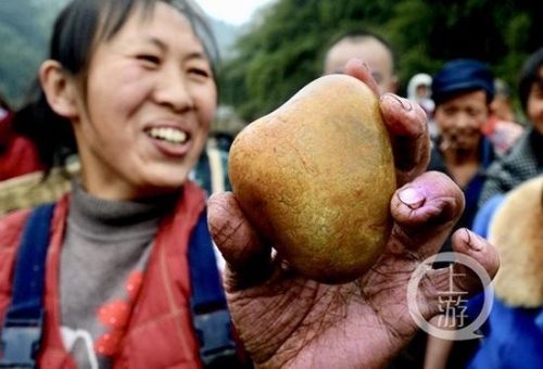 48岁的李云琼捡到一块玉，笑得合不拢嘴。