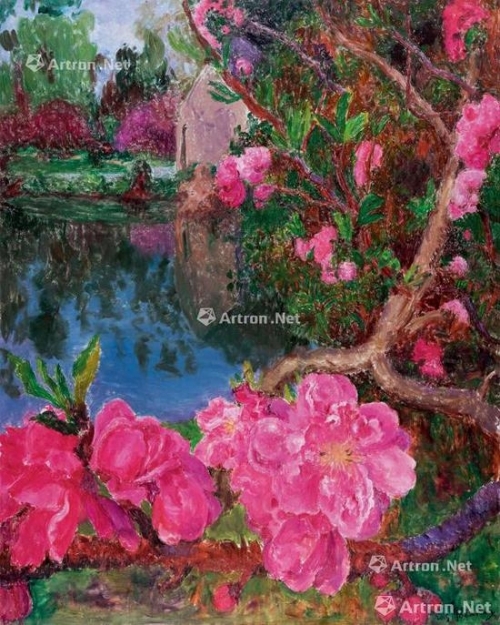 曾参加卡塔尔“艺术怎么样”和中国美术馆“时代质感——四川美术学院作品展”等大展的《湖边》2017年以1449万元成交，是周春芽“桃花”系列的最高价，其中也出现了周春芽在“园林”系列中多会用到的紫色