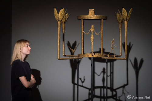 优雅迷人《女子、男子及小鸟吊灯》展现了贾科梅蒂一生最重要的主题——站立的女子及行走的男子，最终以760.24万英镑成交