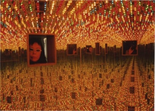 草间弥生，“无限镜屋-永远的爱“（Infinity Mirrored Room-Love Forever），1966/1994。安装视图，2000年法国第戎当代艺术中心草间弥生个展。图片：? Yayoi Kusama；致谢纽约DavidZwirner；东京/新加坡/上海OtaFine Arts；伦敦Victoria Miro；草间弥生工作室