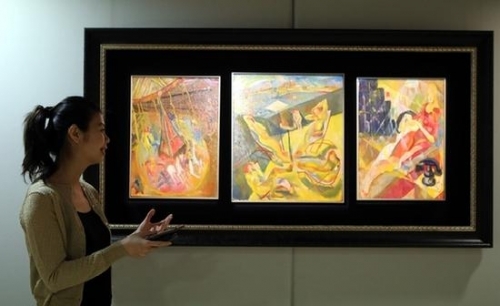 保利香港预展介绍焦点拍品——现代艺术家朱沅芷的三联作《旋转木马；日光浴者；及现代公寓》。（李鹏 摄）