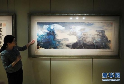 3月初，香港苏富比2018年中国书画春拍举行传媒预展。工作人员介绍张大千作品《春山瑞雪、行书七绝》。