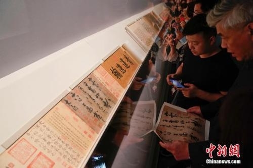 观众欣赏李白草书《上阳台帖》。 中新社记者 杜洋 摄