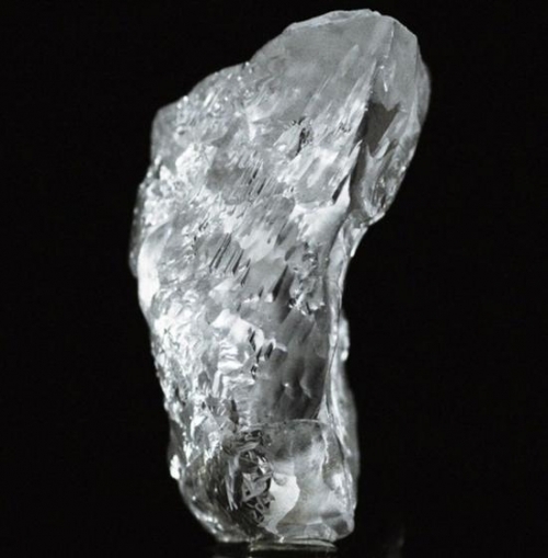 -这颗163.41克拉美钻是去年2月产自安哥拉，从一个404.2克拉钻石原石抛磨而成