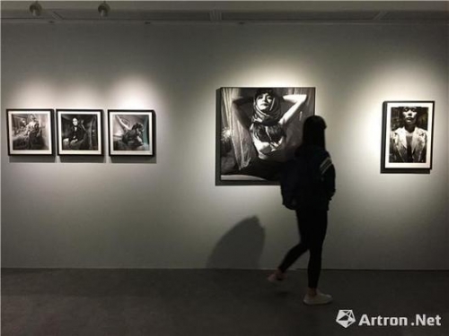 广州33当代艺术中心“缪斯：张海儿——黑色镜头中的喧哗与骚动”展览现场