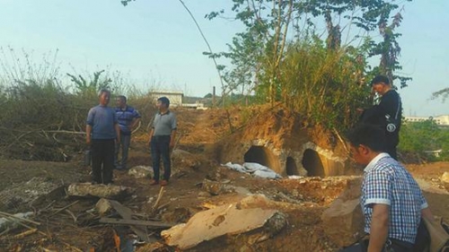 自贡三位收藏爱好者在大安区凤凰乡永胜村的建筑工地发现一处清代墓葬。
