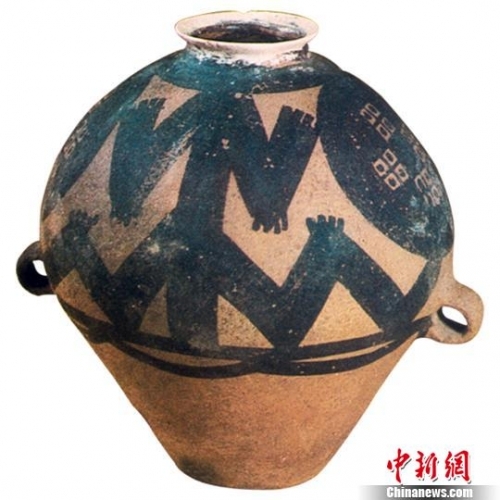 图为青海出土的蛙纹彩陶壶 青海省文物局提供