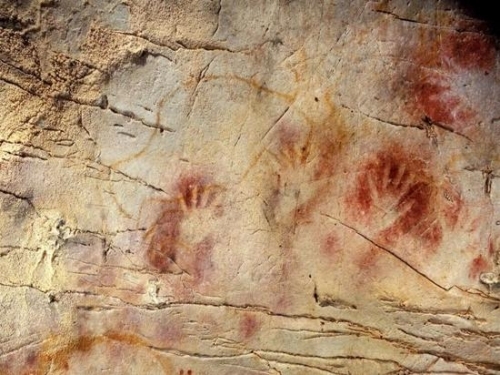 El Castillo洞穴中的红色手印 图片来源：National Geographic