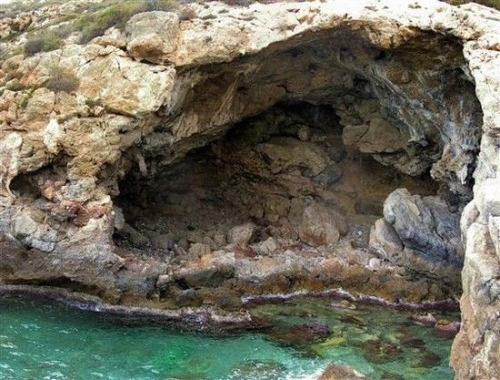 发现了加工过的贝壳文物的Cueva de los Aviones洞穴 图片来源：NBC News