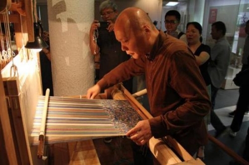  中国丝绸博物馆研究员现场示范“五星锦”织造