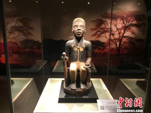 图为“走进非洲——中非珍品雕像艺术展”展品。　钟旖　摄
