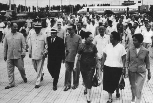 1965年7月20日，曾任“国民政府代总统”的李宗仁和夫人郭德洁从美国回到北京，周恩来总理到机场欢迎。