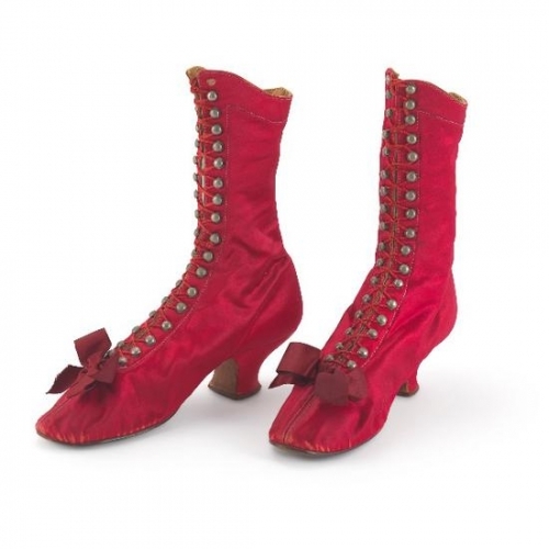 展览上展出的红色缎靴