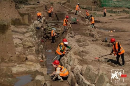 重庆市文化遗产研究院的考古人员正在对钓鱼城进行考古发掘。（摄影：李相博）