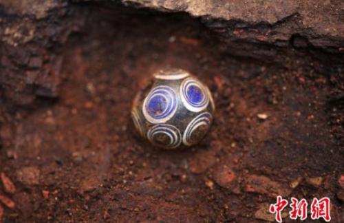 出土的琉璃珠。陕西省考古研究院 供图