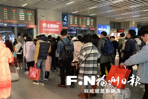福州火车站客流进入高峰　27日发送旅客约11万人