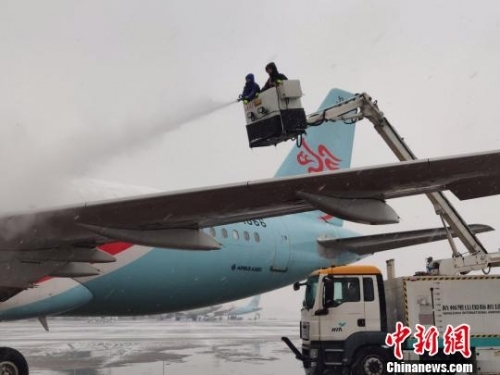 杭州机场积极应对雨雪天气。萧山机场供图