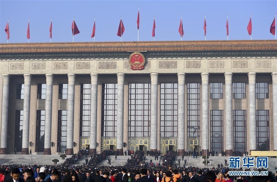 3月5日，第十三届全国人民代表大会第二次会议在北京人民大会堂开幕。这是代表进入会场。 新华社记者 李然 摄