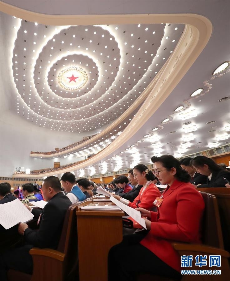 3月5日，第十三届全国人民代表大会第二次会议在北京人民大会堂开幕。这是代表们在认真听会。 新华社记者丁林摄
