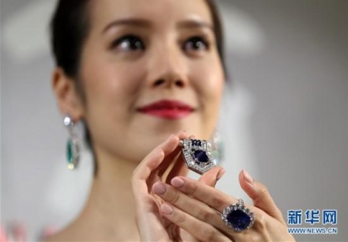 3月11日，模特展示珠宝拍品。新华社记者李钢摄
