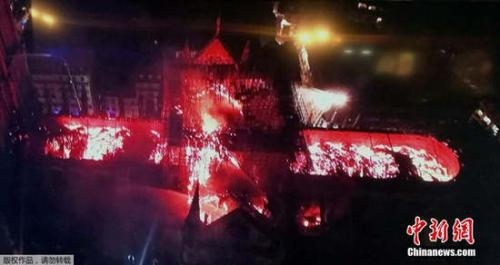 俯瞰巴黎圣母院火灾现场，屋顶熊熊燃烧成火海。