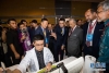 4月18日，在马来西亚普特拉贾亚，马来西亚总理马哈蒂尔（前右三）在5G技术展上参观华为展台。 由马来西亚通信与多媒体部主办的马来西亚5G技术展18日在该国行政首都普特拉贾亚开幕，会上展出了5G通信和应用技术，华为等中国企业参展。 新华社记者 朱炜 摄