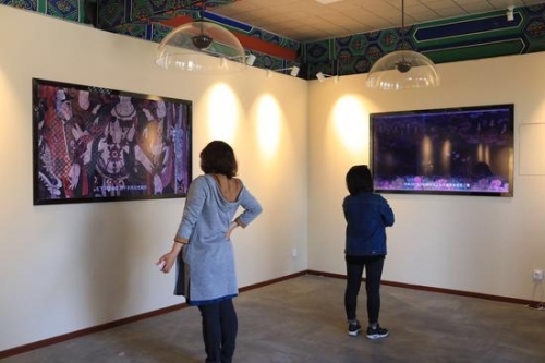 观众通过多媒体互动系统观看法海寺的壁画介绍。摄影/新京报记者 浦峰
