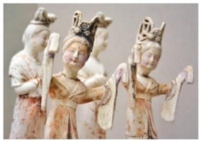唐代彩绘乐舞陶女俑，洛阳博物馆藏 。周 缘摄