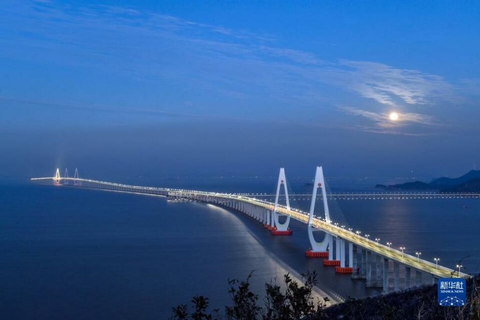 12月19日在浙江舟山拍摄的舟岱大桥上空的满月。