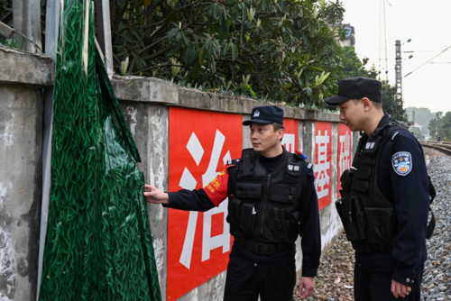 吴鑫舒带新入职的民警开展线路巡查。福州铁路公安供图